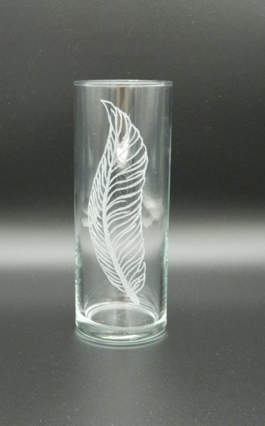 mes créations de gravure sur du verre avec motif plume pour ce modèle