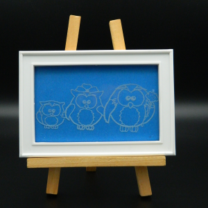 mes créations de gravure sur des cadres photos en verre avec motif famille chouette pour ce modèle