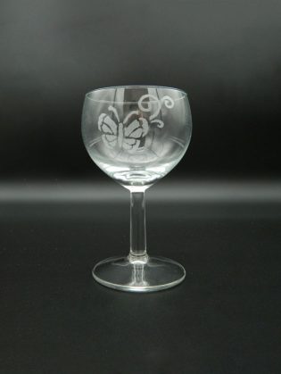 mes créations de gravure sur verre avec motif papillon pour ce modèle