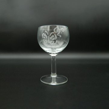 mes créations de gravure sur verre avec motif papillon pour ce modèle