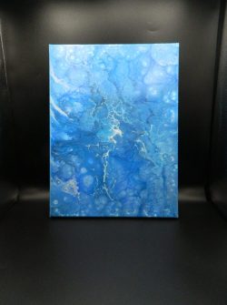 mes créations de tableaux en peinture avec une technique de pouring sur une toile de tons bleus pour ce modèle
