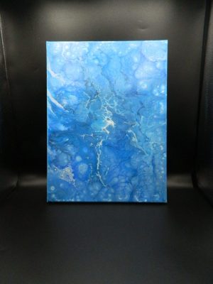 mes créations de tableaux en peinture avec une technique de pouring sur une toile de tons bleus pour ce modèle