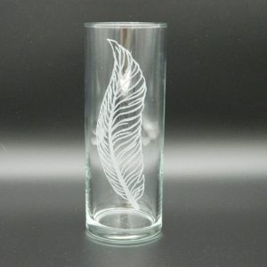 mes créations de gravure sur verre avec motif plume pour ce modèle