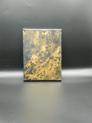mes créations de tableaux en peinture avec une technique de pouring sur une toile de tons noirs et ors pour ce modèle