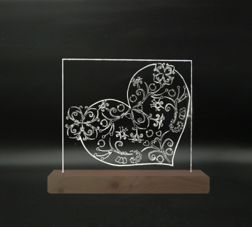 gravure d'un colibri et d'un cœur sur plexiglass