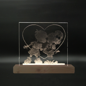 gravure d'un cœur avec un garçon et une fille sur plexiglass