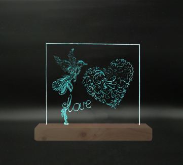 gravure d'un colibri et d'un cœur sur plexiglass