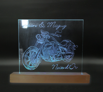 gravure d'une moto sur plexiglass