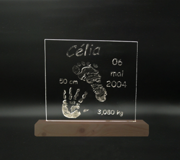 gravure d'un pied et d'une main de bébé sur plexiglass
