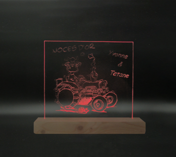gravure d'une vache sur un tracteur sur du plexiglass